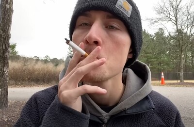 Лечение зависимости от табакокурения в Воронеже Мужчина с сигаретой делает затяжку