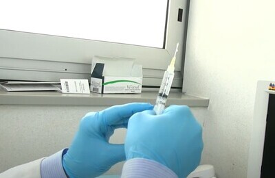 Проведение кодирования Вивитролом в Воронеже Шприц с Вивитролом в руках у врача